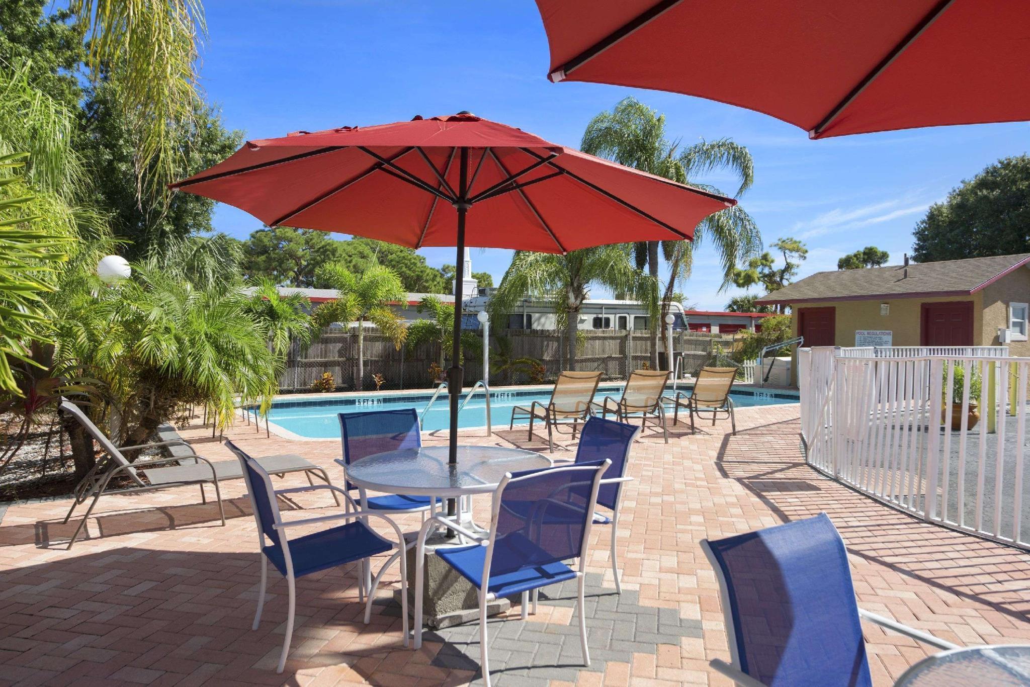 Super 8 By Wyndham Bradenton Sarasota Area Motel Exterior photo